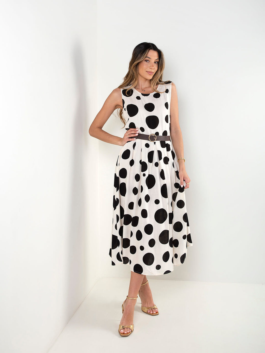 Vestido midi às bolas com cinto