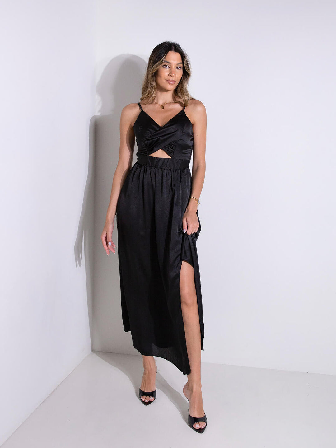 Vestido comprido acetinado em V