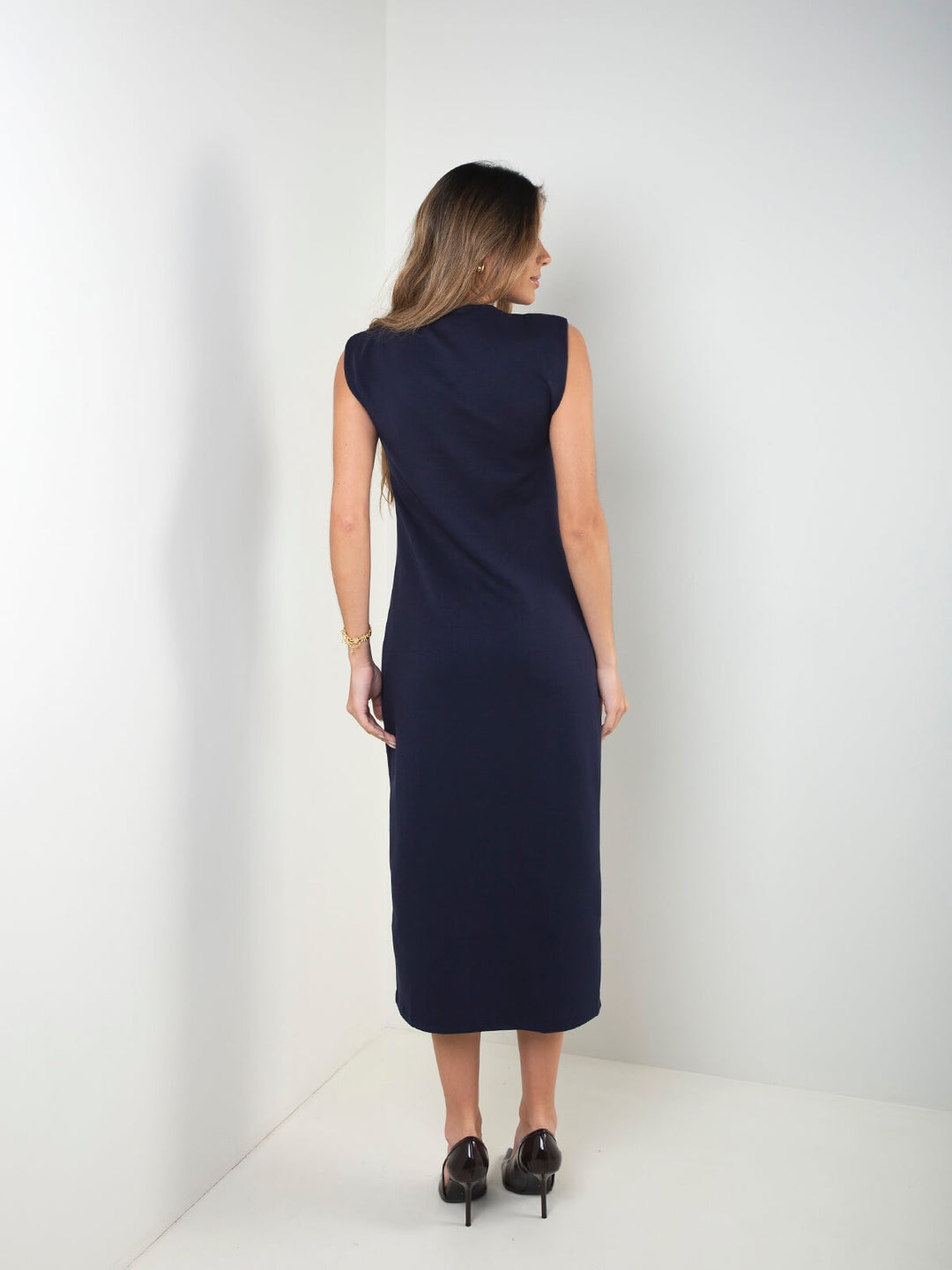 Vestido midi com detalhe dourado