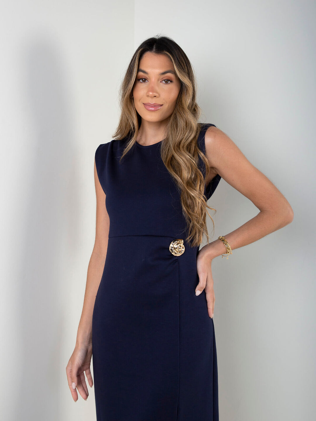 Vestido midi com detalhe dourado