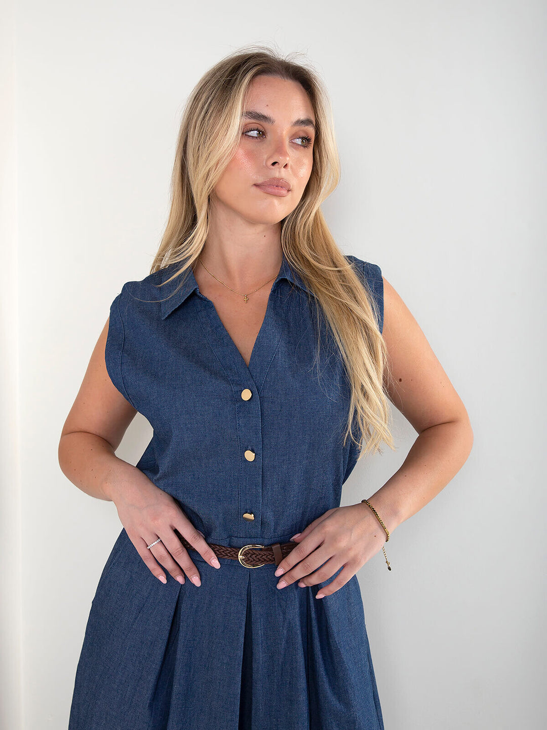 Vestido camiseiro midi ganga com cinto