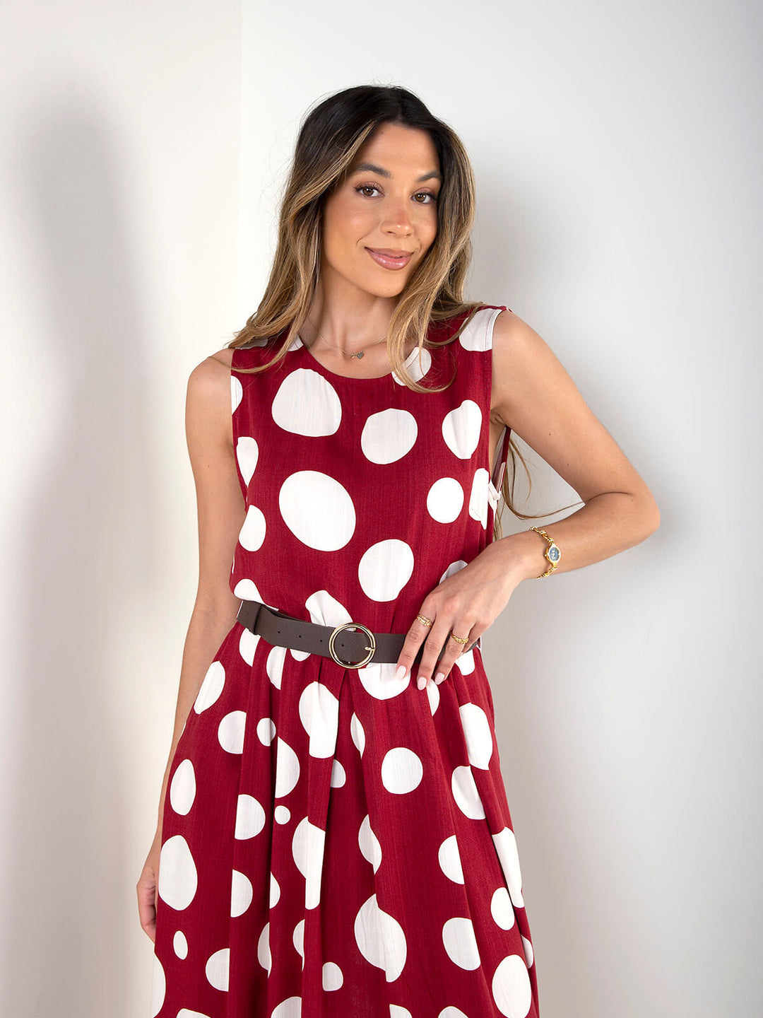 Vestido midi às bolas com cinto