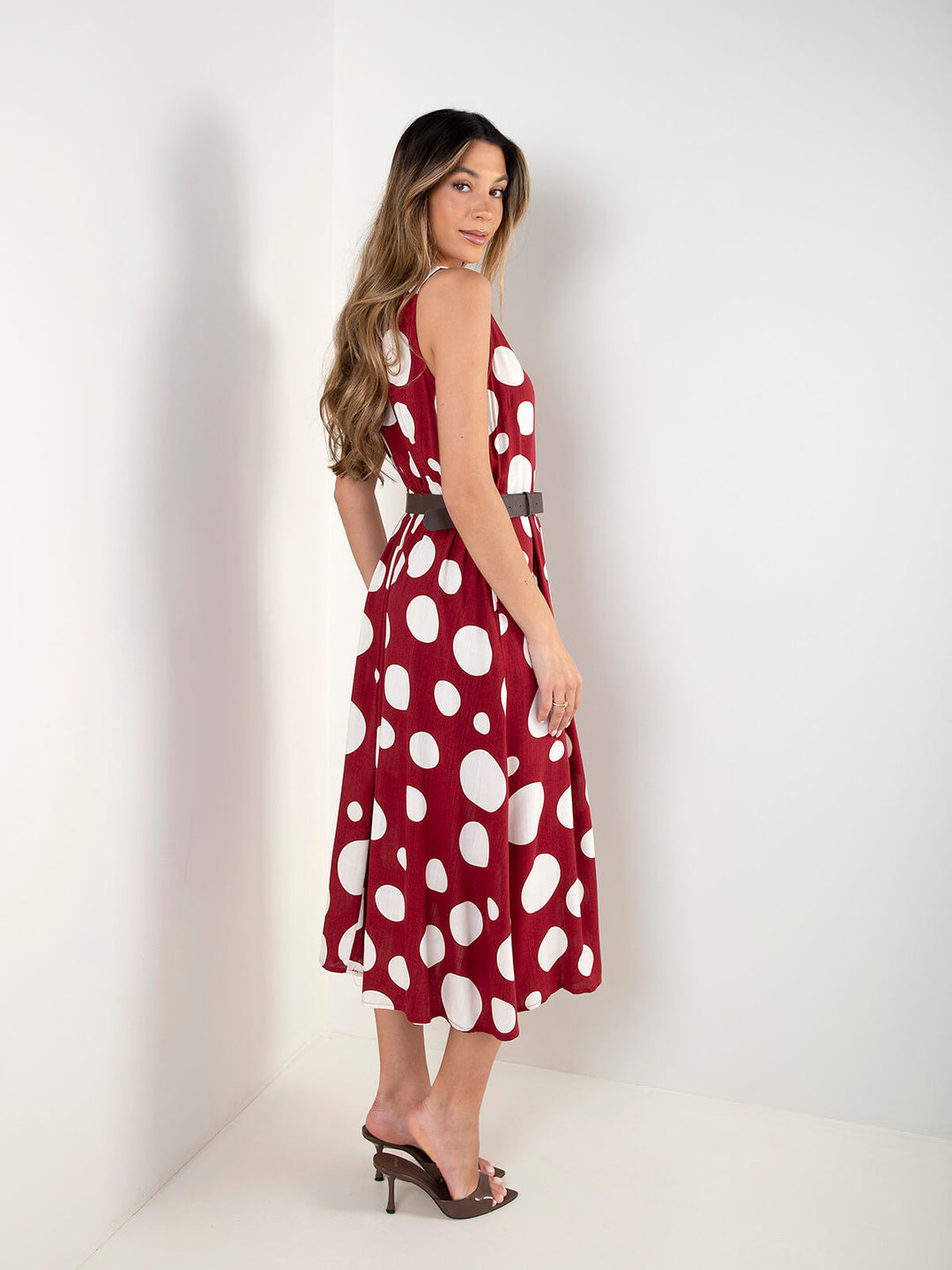Vestido midi às bolas com cinto