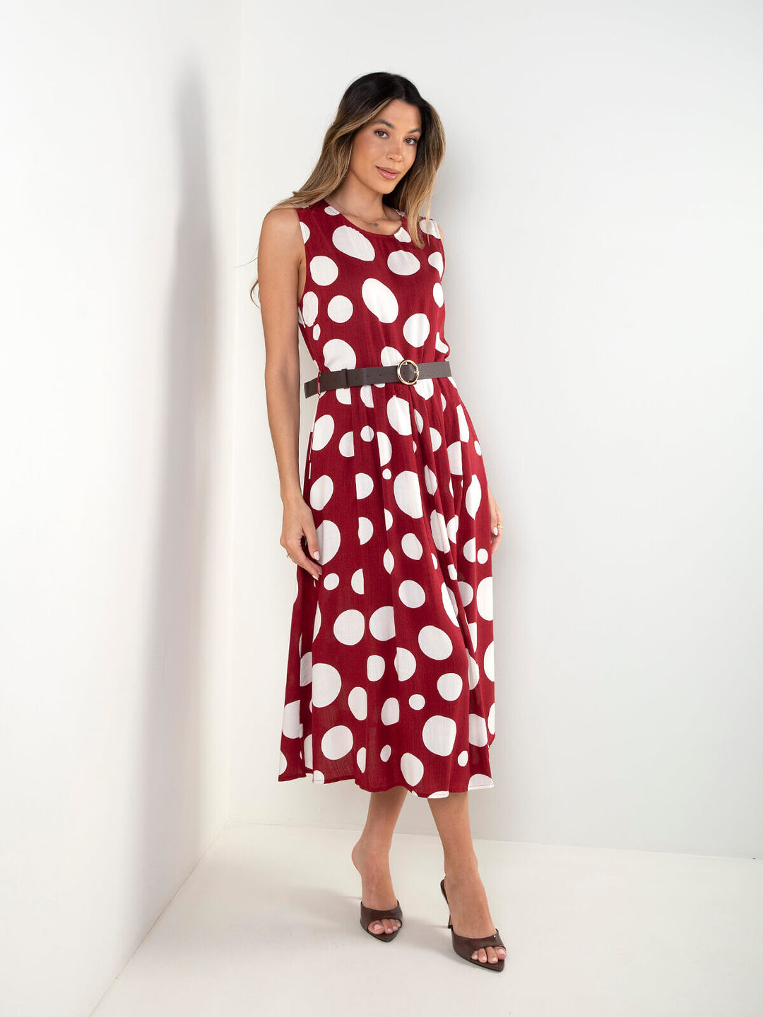 Vestido midi às bolas com cinto