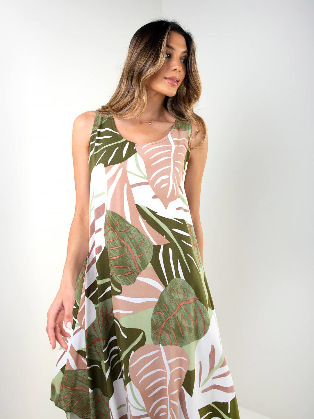 Vestido midi com estampado tropical