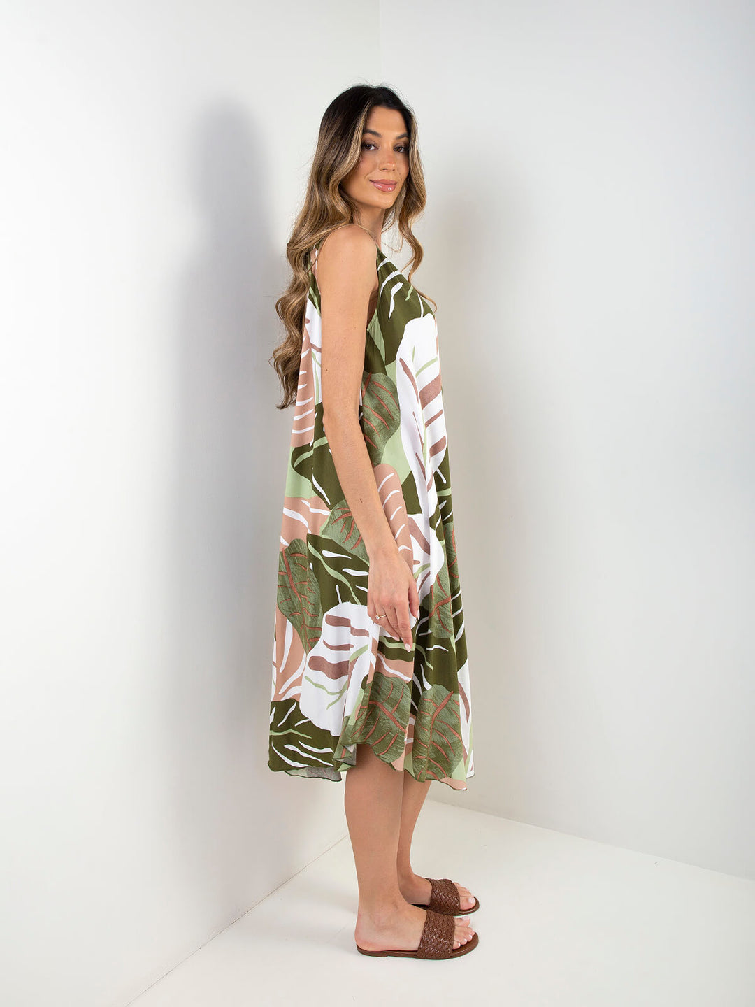 Vestido midi com estampado tropical
