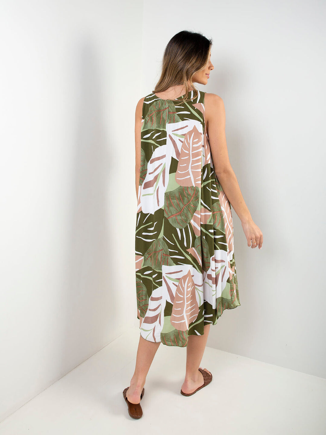 Vestido midi com estampado tropical