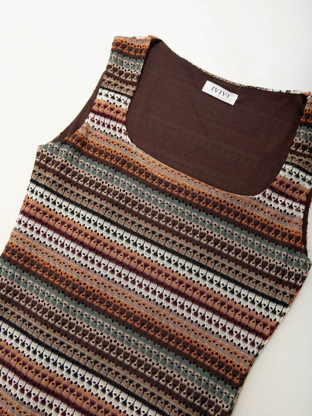 Vestido castanho em malha rendilhada