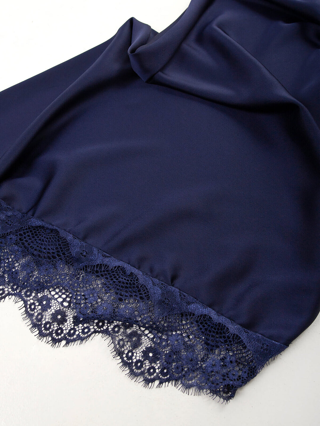 Vestido midi acetinado com renda