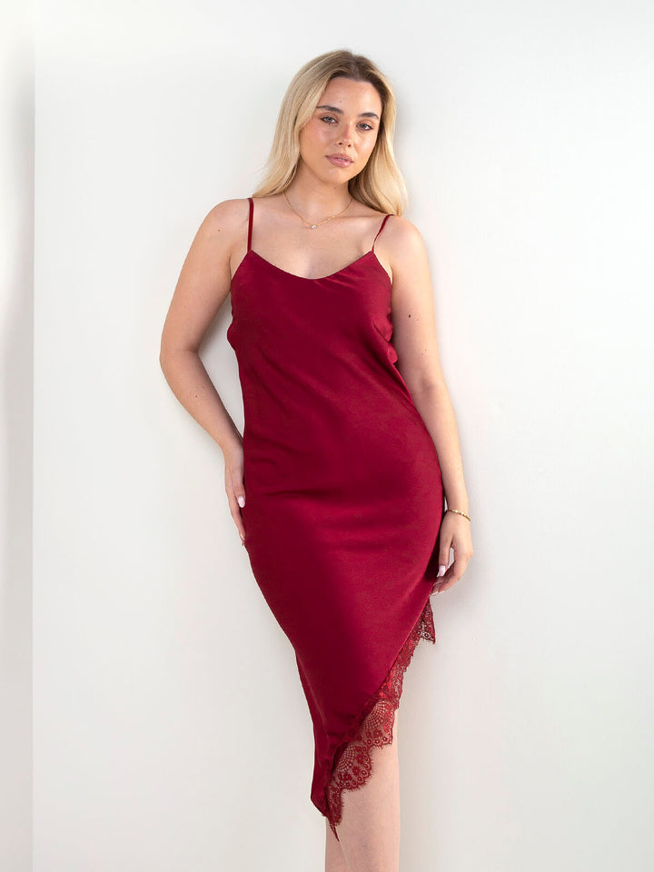 Vestido midi acetinado com renda
