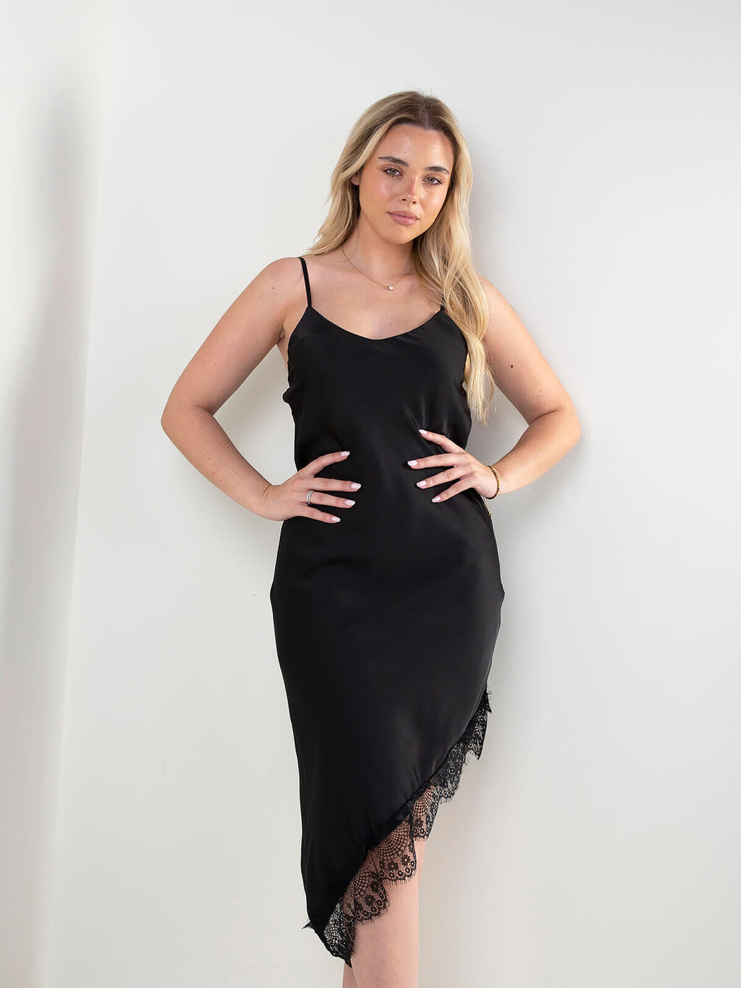 Vestido midi acetinado com renda