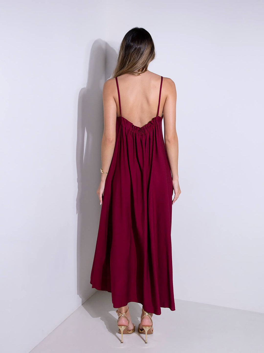 Vestido comprido fluído com alças finas