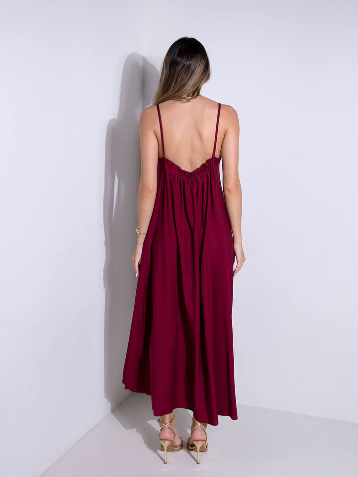 Vestido comprido fluído com alças finas