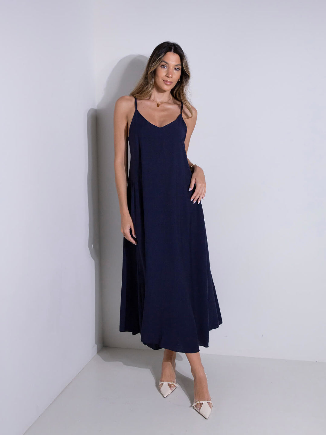 Vestido comprido fluído com alças finas