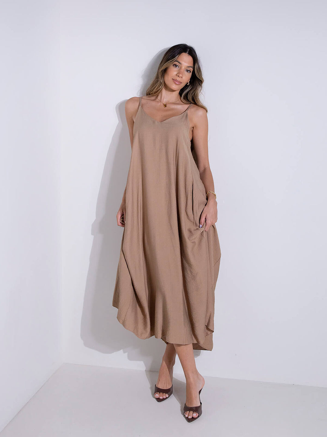 Vestido comprido fluído com alças finas