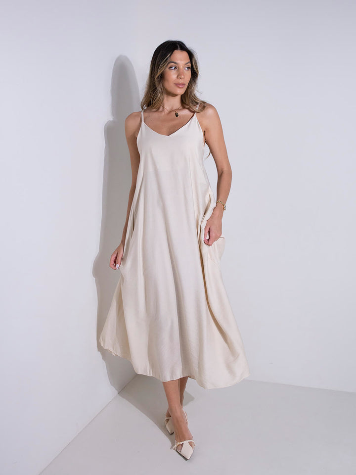 Vestido comprido fluído com alças finas