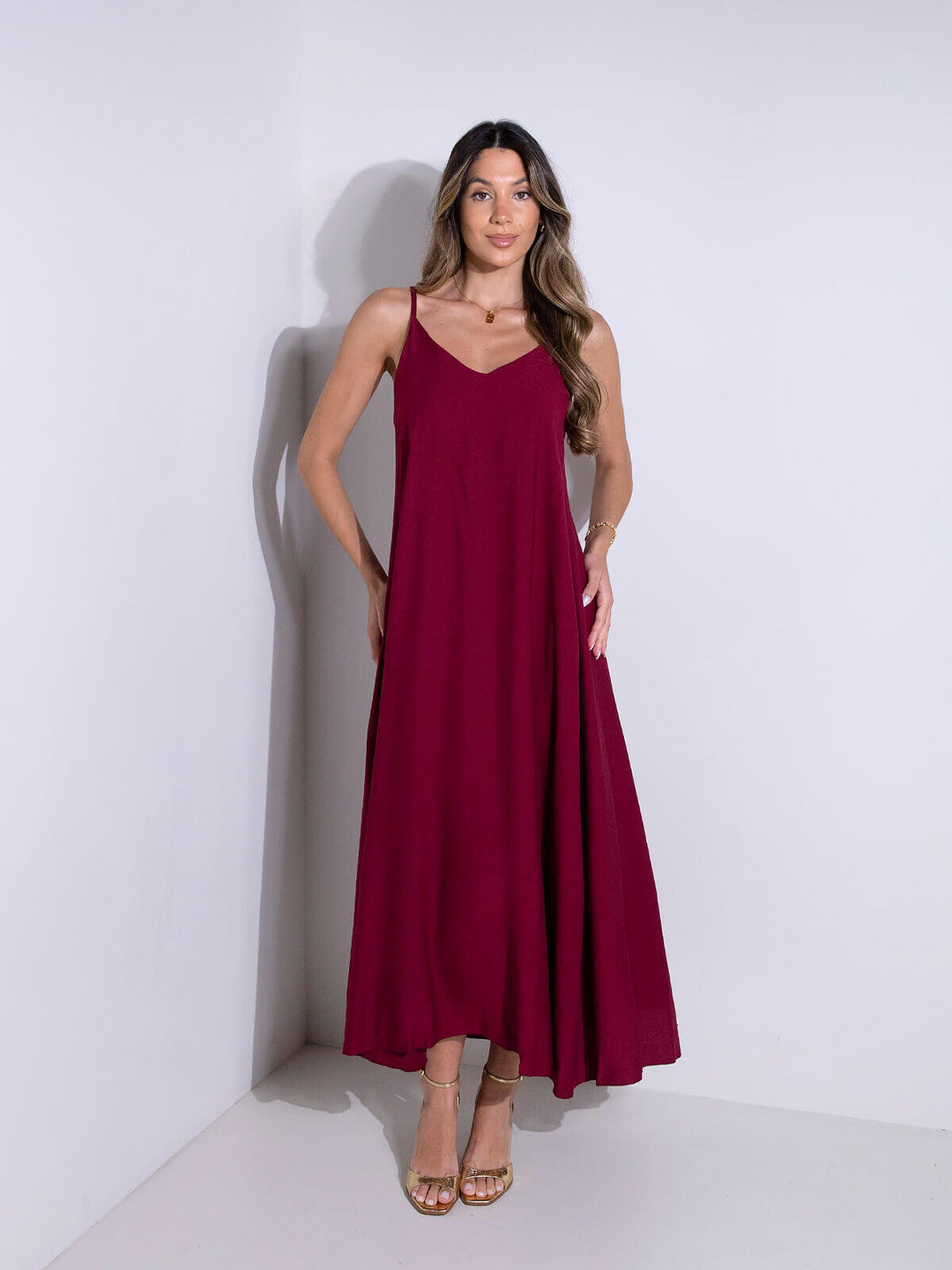 Vestido comprido fluído com alças finas
