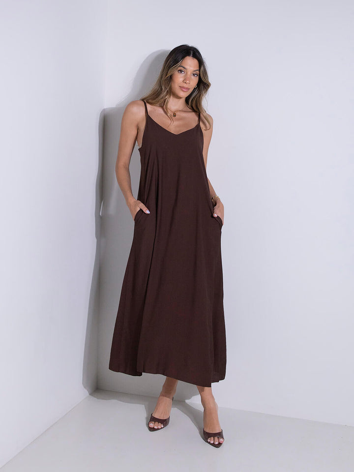 Vestido comprido fluído com alças finas