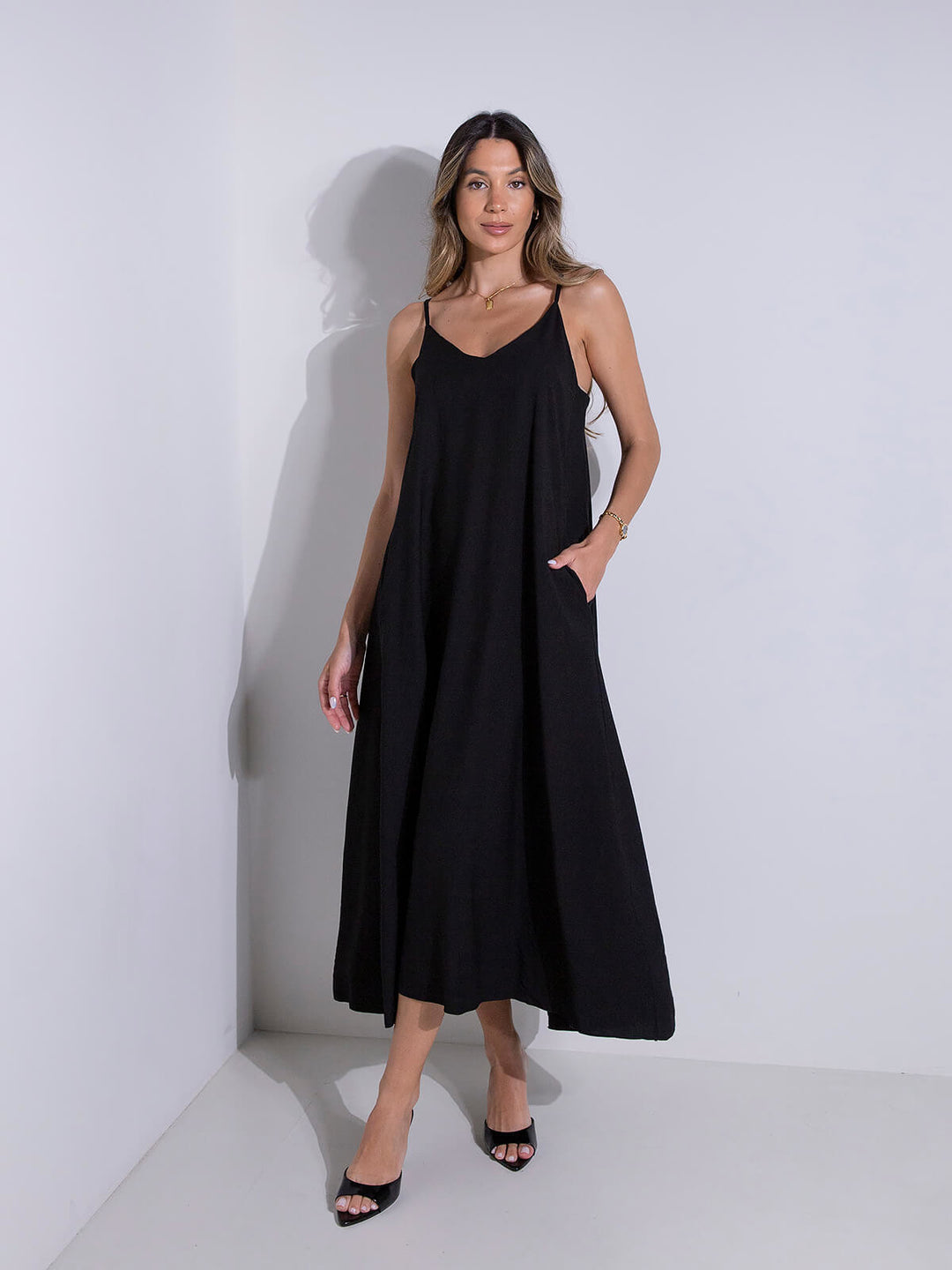 Vestido comprido fluído com alças finas