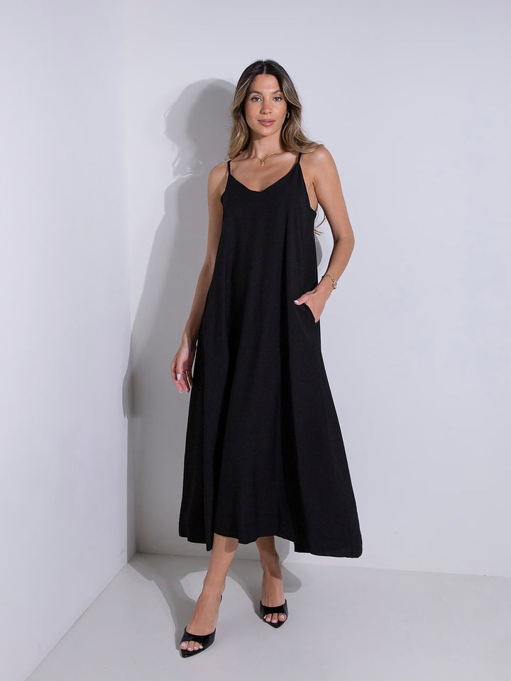 Vestido comprido fluído com alças finas
