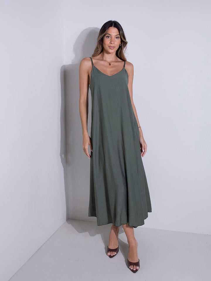 Vestido comprido fluído com alças finas