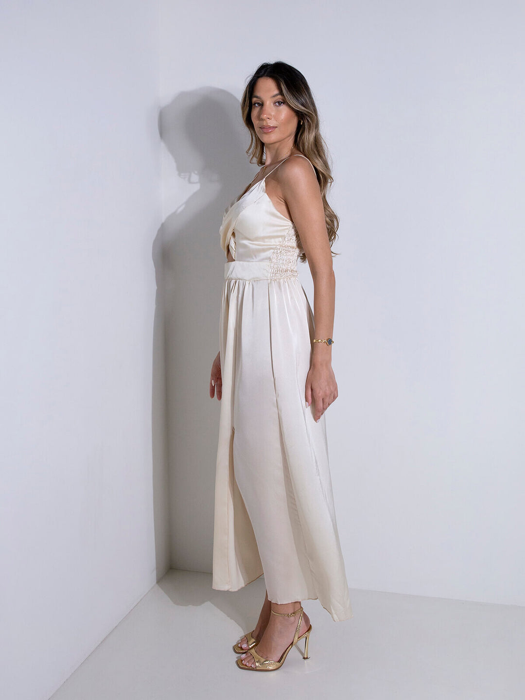 Vestido comprido acetinado em V