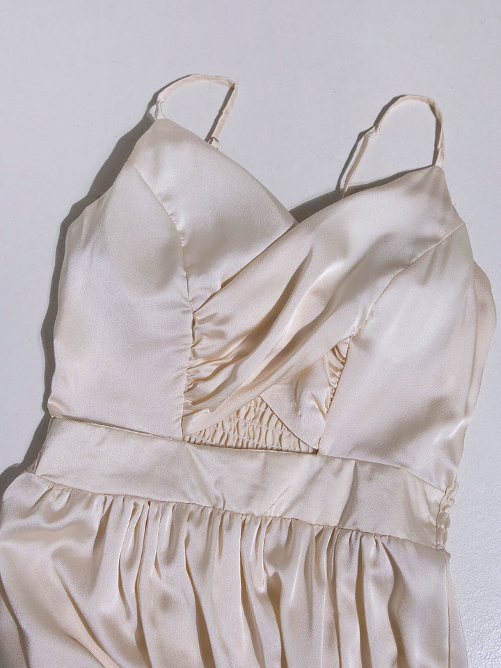 Vestido comprido acetinado em V