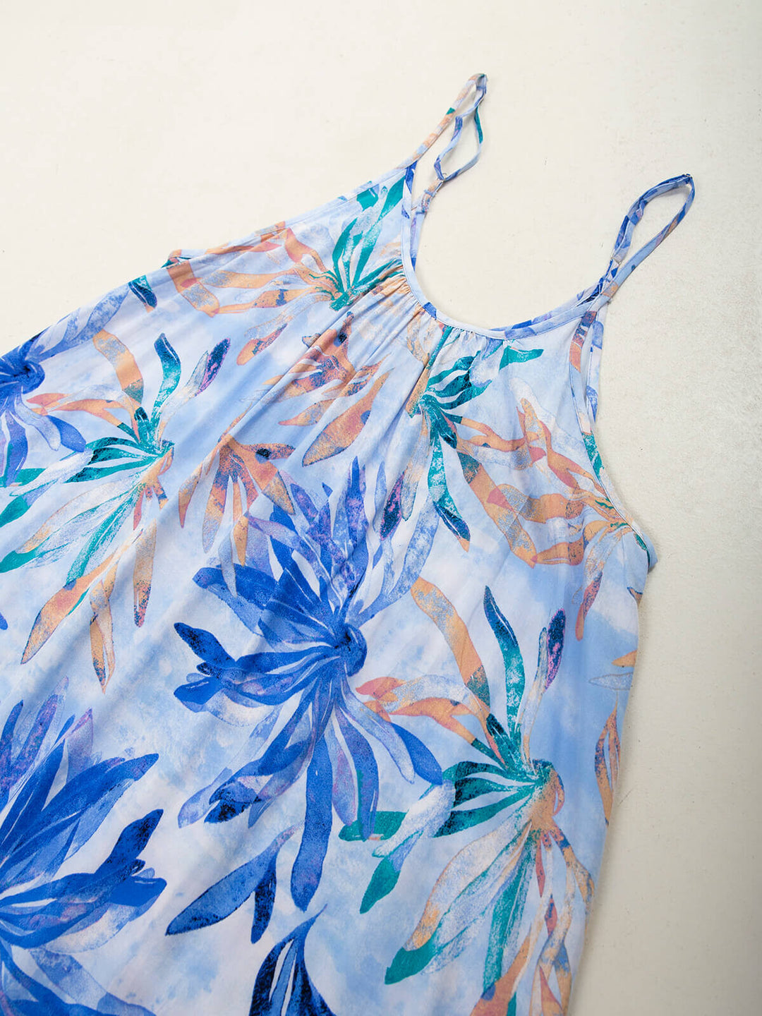 Vestido fluído estampado tropical