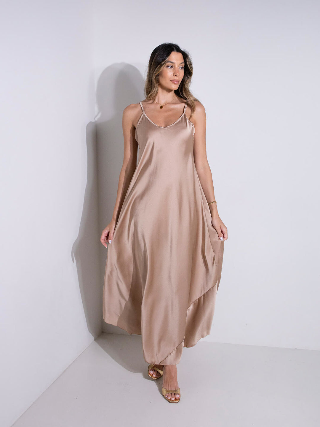 Vestido comprido acetinado de alças