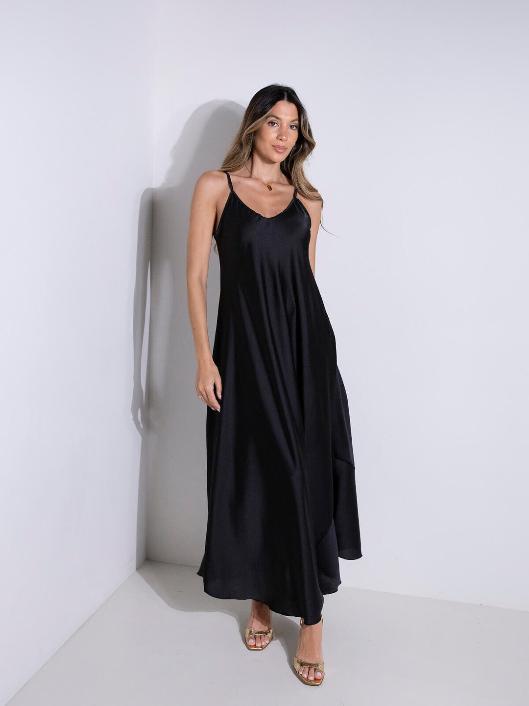 Vestido comprido acetinado de alças