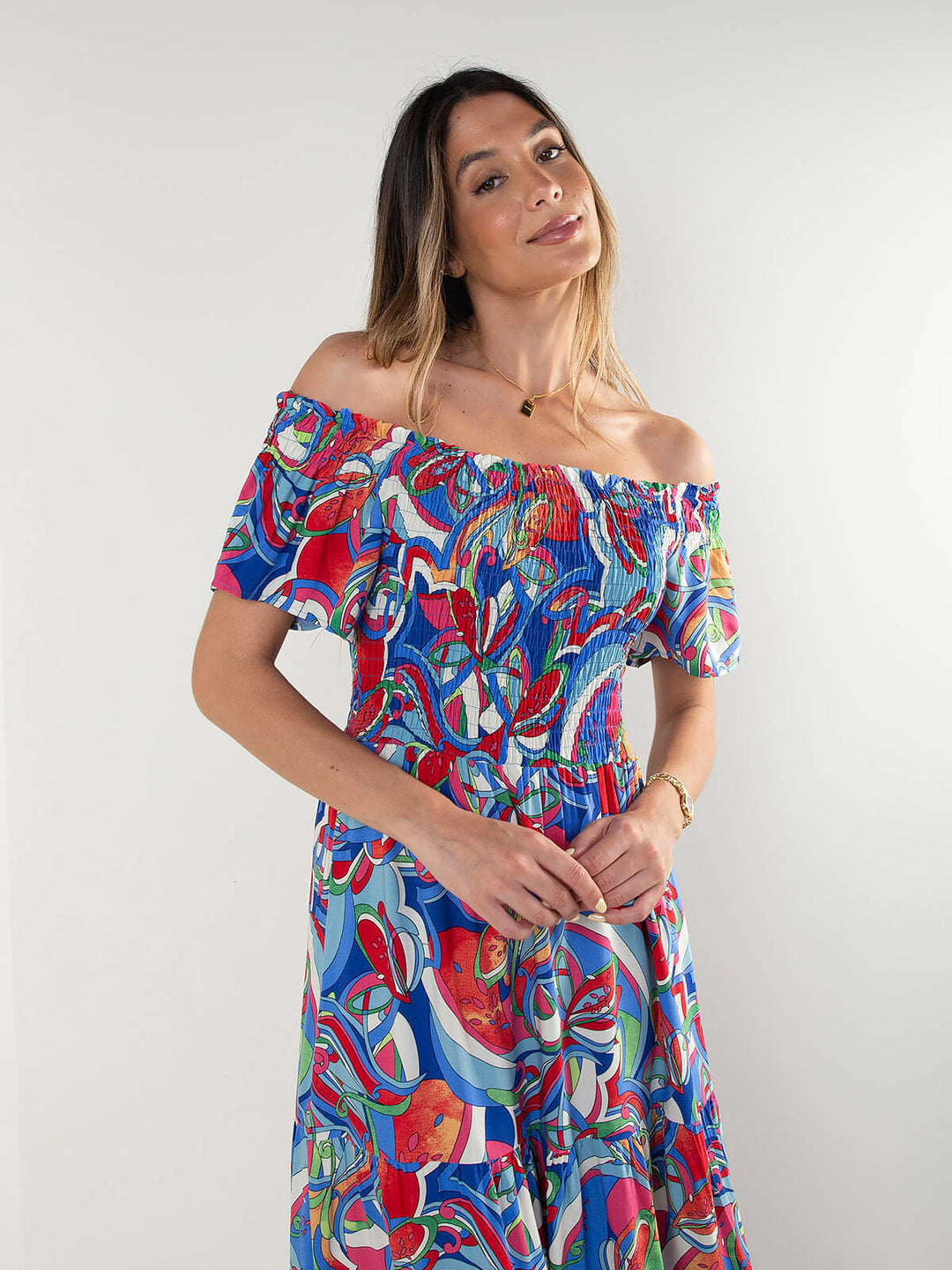 Vestido comprido estampado com decote barco