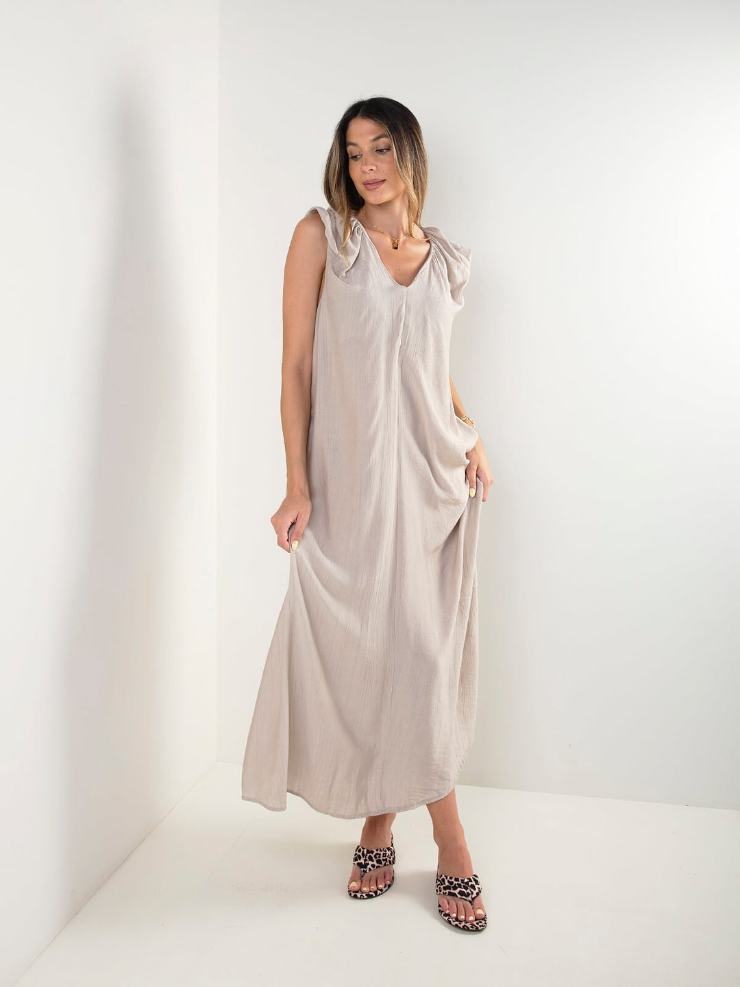 Vestido comprido fluído com alças largas