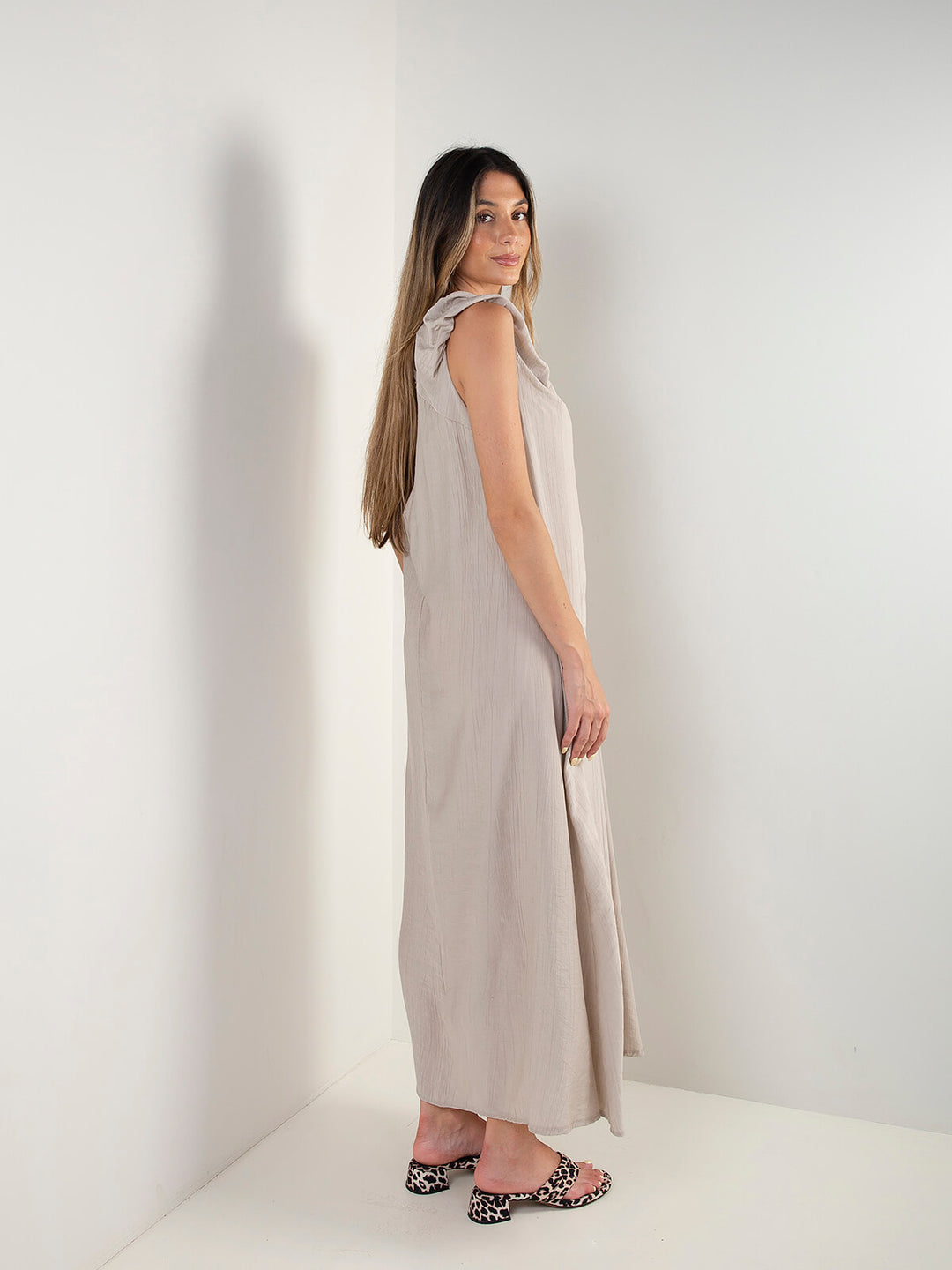 Vestido comprido fluído com alças largas