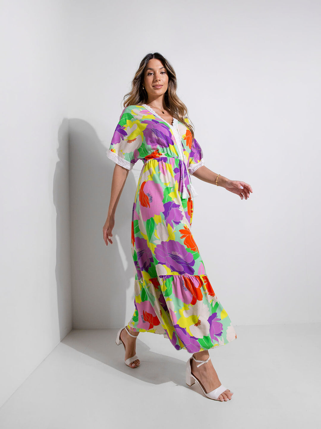 Vestido comprido floral com renda