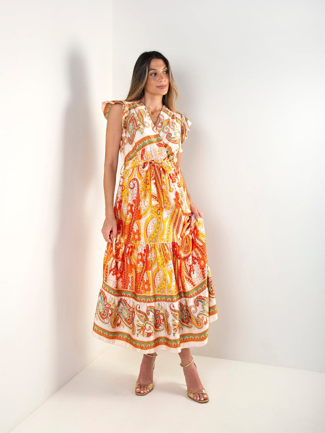 Vestido comprido estampado étnico com cinto