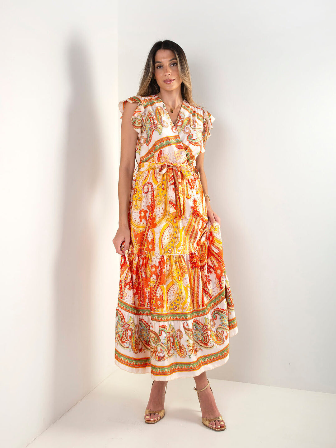 Vestido comprido estampado étnico com cinto