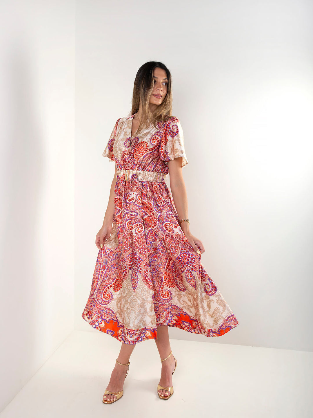 Vestido midi estampado étnico com cinto