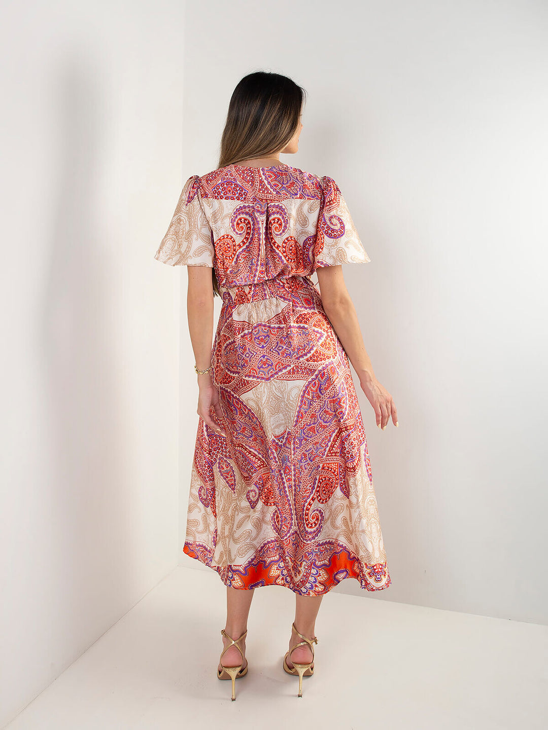 Vestido midi estampado étnico com cinto