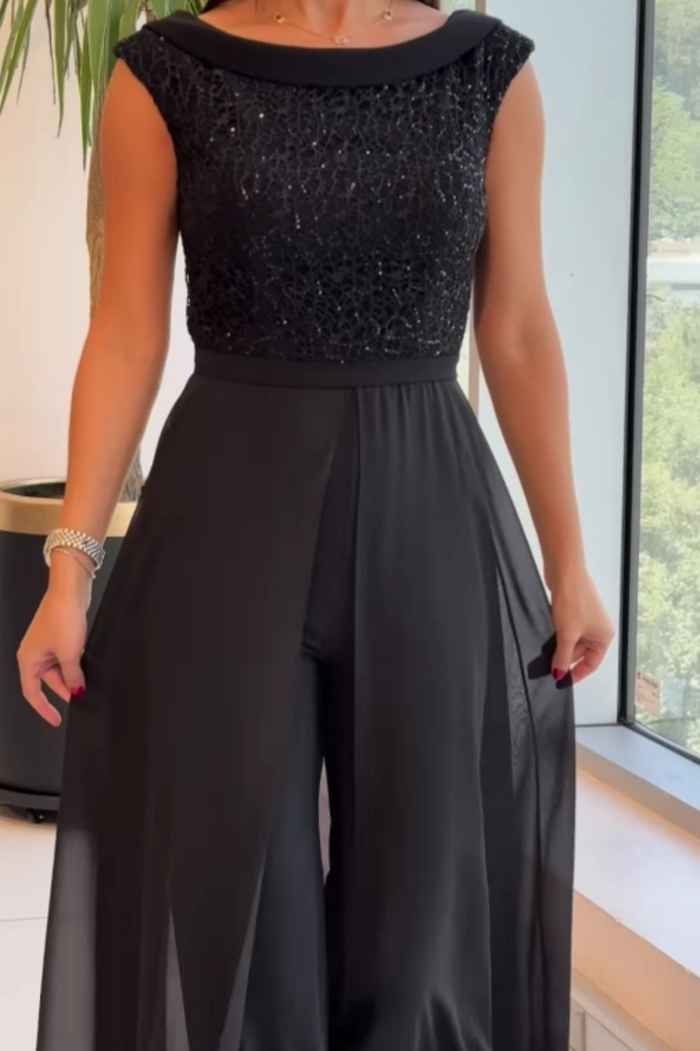 Mono de gala negro con sobrefalda de chifón